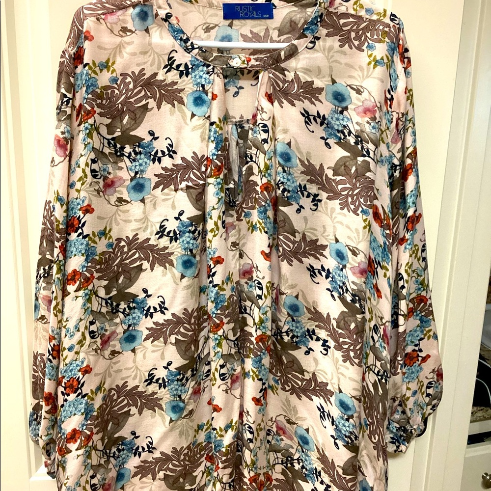 Blousy floral top.
